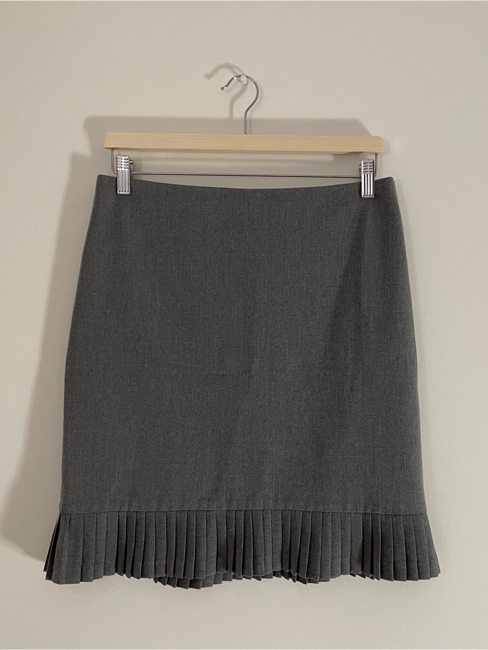 le chateau Grey Pleated-Hem Skirt